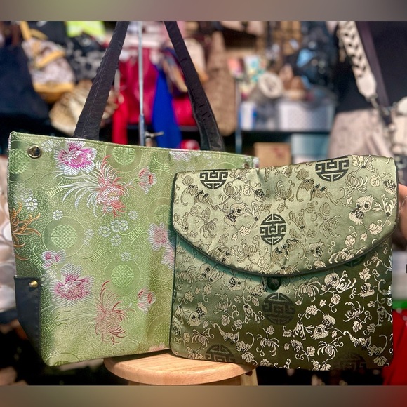 Handbags - NWOT 2PC Asian Brocade Embroidered Tapestry Tote w/ Insert Slip Bag​